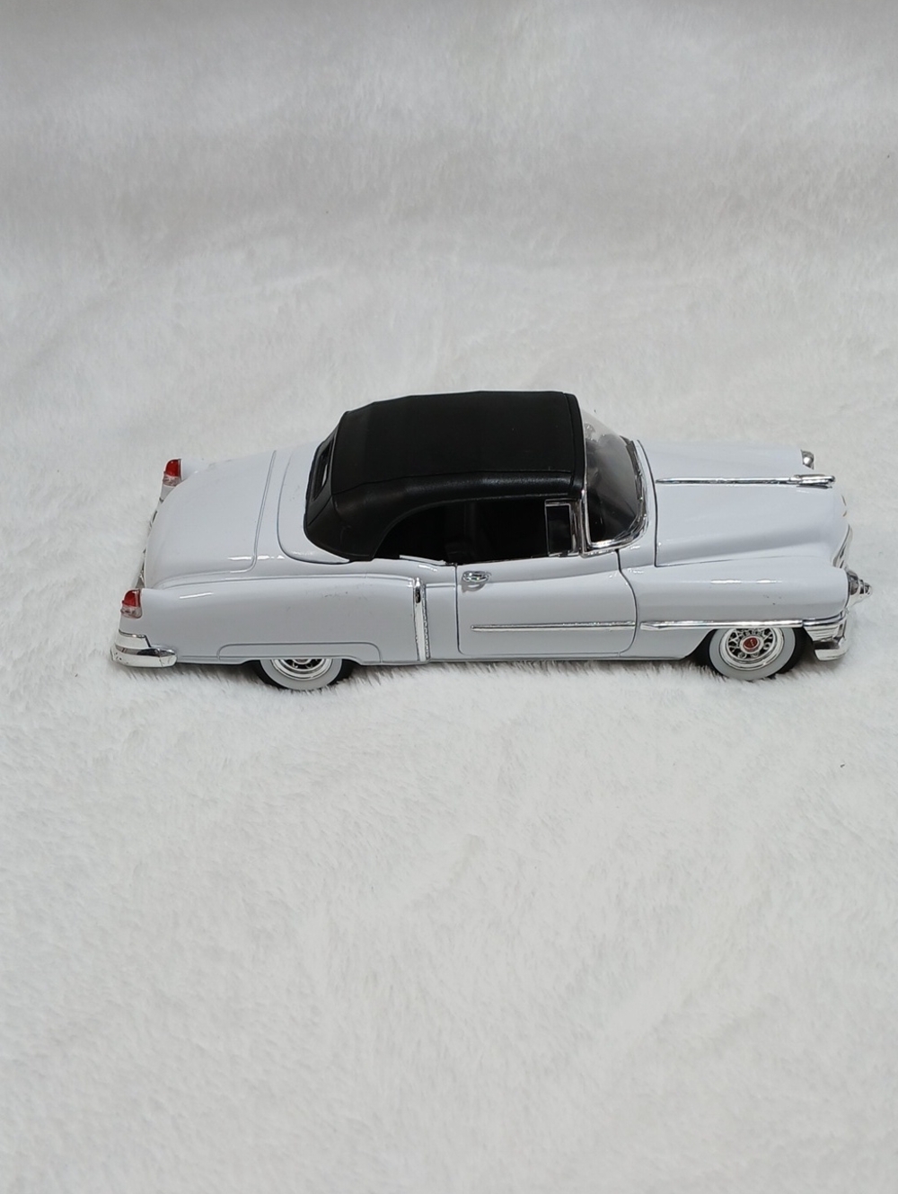 Welly 1953 Cadillac Eldorado Convertible diecast model - Picture 2 of 13